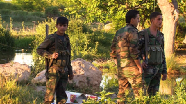 سربازان سوری در کنار مرز لبنان دیده می‌شوند