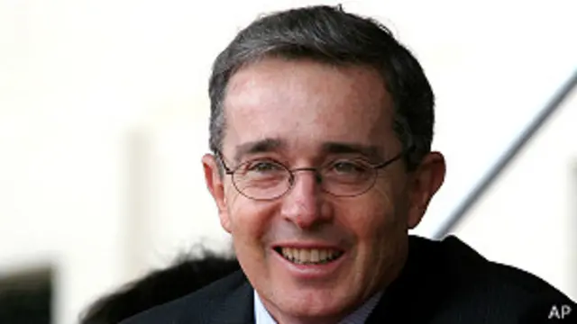 يوريبي وصف ادعاء مادورو بأنه "صبياني"