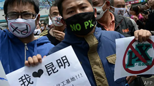 雲南昆明群眾上街抗議PX石化廠項目（4/5/2013）