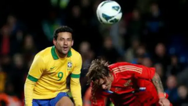 Фред каби ўйинчилар эса, аллақачон ўз клуби рангларига бўялган рўмол билан юзларини тўсиб, суратга тушишган ва уларни интернетга ҳам қўйганлар