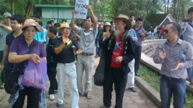Nhiều người có mặt tại công viên Nghĩa Đô, Hà Nội với biểu ngữ về nhân quyền trên tay