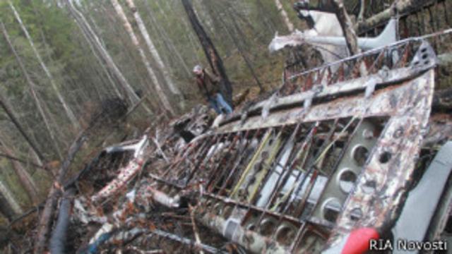 Обломки пропавшего летом 2012 года самолета Ан-2 в районе Катасминского болота в восьми километрах от города Серов Свердловской области