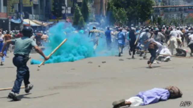 پولیس نے اشک آور گیس، ربر کی گولیاں اور سٹن گرینیڈ استعمال کر کے مظاہرین کو پیچھے دھکیل دیا