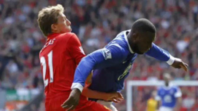 Leiva Lucas dan Victor Anichebe 