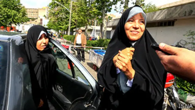 فائزه هاشمی (راست) و فاطمه هاشمی (چپ) خواهران مهدی هاشمی همراه او به دادگاه آمده بودند