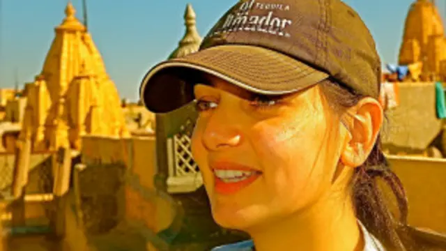 دغه ځوانه افغانه عکاسه په لومړي پړاو کې د ۶۰۰ زرو ويديو ګانو سره په سيالۍ کې بريالۍ راووته.