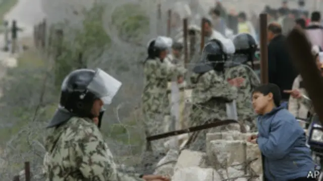 (صورة أرشيفية) قرر جنود مصريون إغلاق معبر رفح حتى عودة زملائهم المختطفين. 