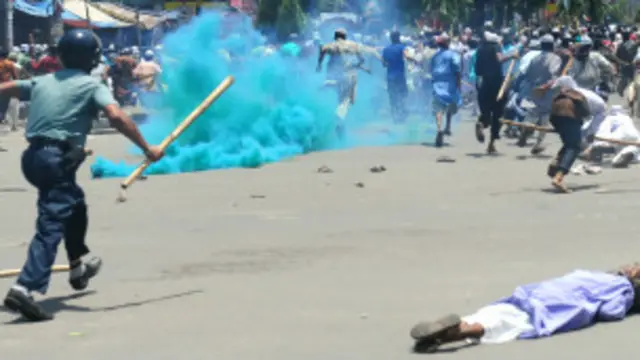 प्रदर्शनकारियों को खदेड़ती पुलिस 