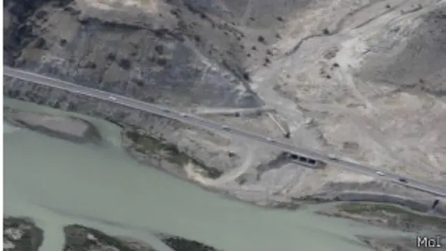 ولسوالی گوشته ننگرهار، افغانستان را در جنوب شرق از طریق خط مرزی دیورند با پاکستان وصل می‌کند