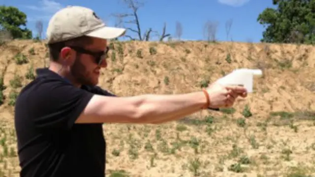 थ्री डी प्रिंटर की सहायता से मनमाफिक गन या कोई भी सामान घर बैठकर तैयार किया जा सकता है 