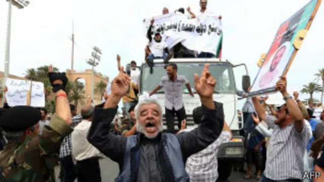 خرج ليبيون إلى شوارع العاصمة طرابلس فرحا بإقرار قانون العزل السياسي.