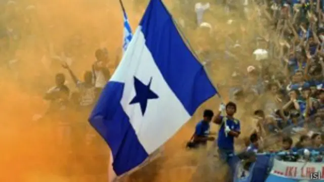 Pendukung setia PSIS Semarang dalam sebuah laga di kandangnya sendiri.