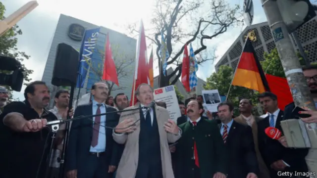 تجمع اعتراض آمیز ترک تبارها در مقابل دادگاه که در بین آنها ماریان اوفمان از شورای شهر مونیخ دیده می‌شود