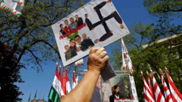 Macaristan'ın aşırı sağcı Jobbik Partisi milletvekili Eniko Kovacs Hegedus, Dünya Yahudi Kongresi öncesi düzenledikleri bir gösteride konuşuyor. 