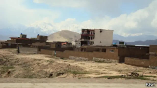 د دغې سيمې له قومي مشرانو او مخورو سره چې د بېلا بېلو کليو وو، په داسې حال کې چې قبالې او د ملکيت سندونه يې لرل مخامخ شوم.