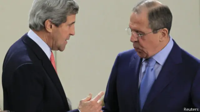 Джон Керри и Сергей Лавров беседуют в Боюсселе 23 апреля 2013 года