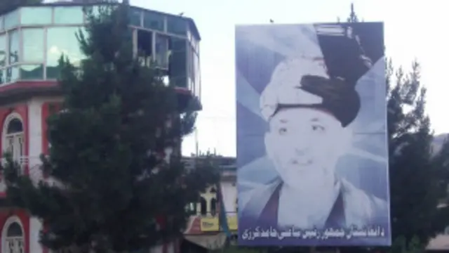 ښاغلى وحيدي وايي پوليسو ورته دوه ورځې وړاندې د امريکايي عسکر له لوري د ولسمشر د انځو ر په کاڼو د ويشتو خبر ورکړى و.