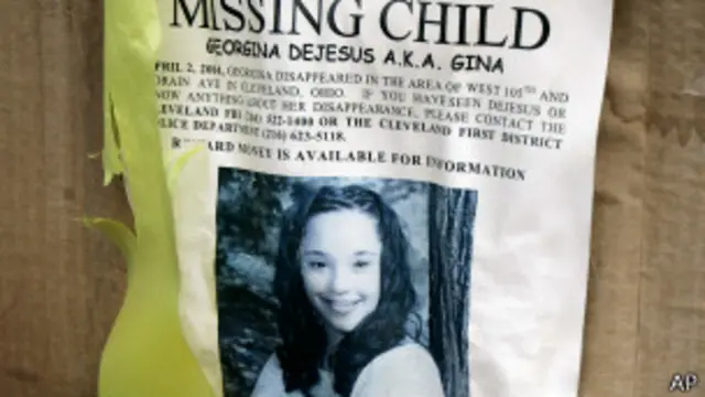 Cartaz anunciando desaparecimento de Gina DeJesus em 2004 (AP)