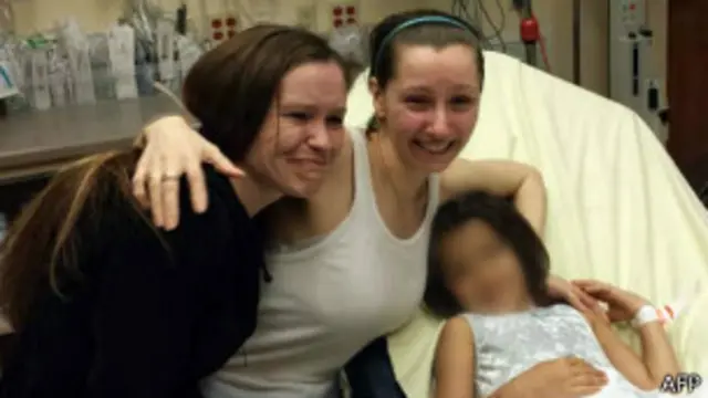 آماندا بری به همراه خواهرش و دختربچه‌ای که گفته شده است فرزند آمانداست