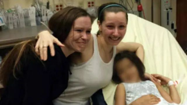 اماندا و خواهرش در بیمارستان؛ مادر او سه سال بعد از گم‌شدن‌اش "دق کرد"‏