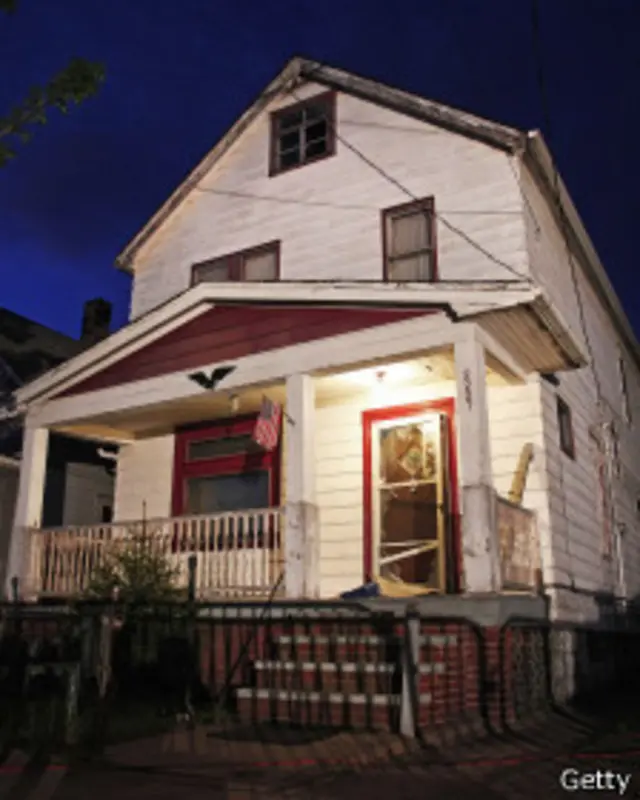 همسایه‌های آقای کاسترو گفته‌اند که مواردی از مشکوک بودن وضعیت خانه او را به پلیس گزارش داده‌اند