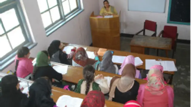 हिंदी की कक्षा में छात्रों को पढ़ाती हुई जोहरा अफ़जल