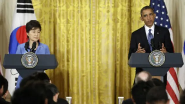 Obama trong cuộc họp báo với bà Park