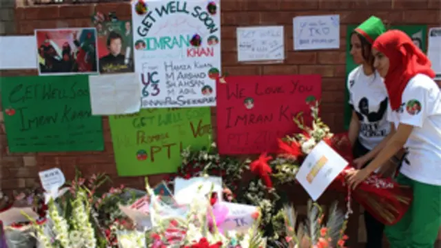 ہسپتال کے باہر عمران خان کی صحت یابی کے لیے دعائیہ پیغامات اور گلدستے رکھے گئے ہیں