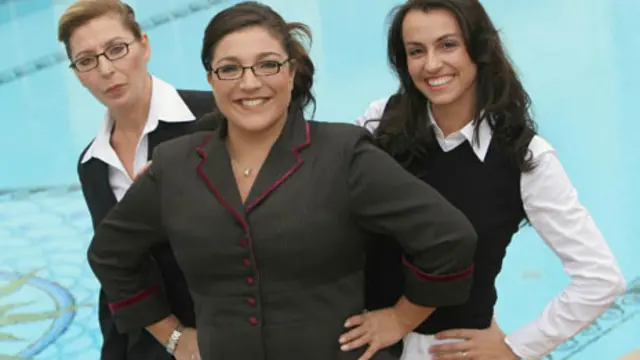 Джо Фрост (в центрі)