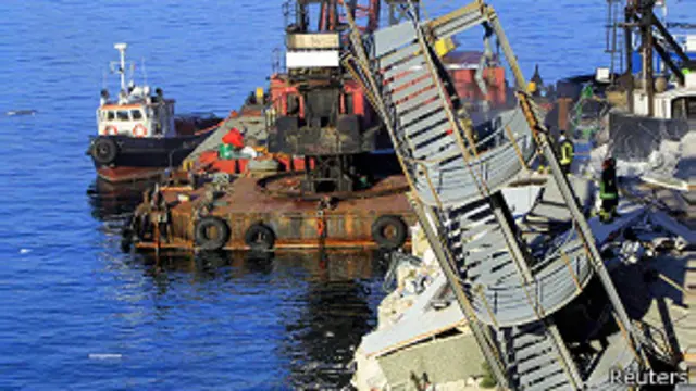 بقايا برج المراقبة بعد الإصطدام