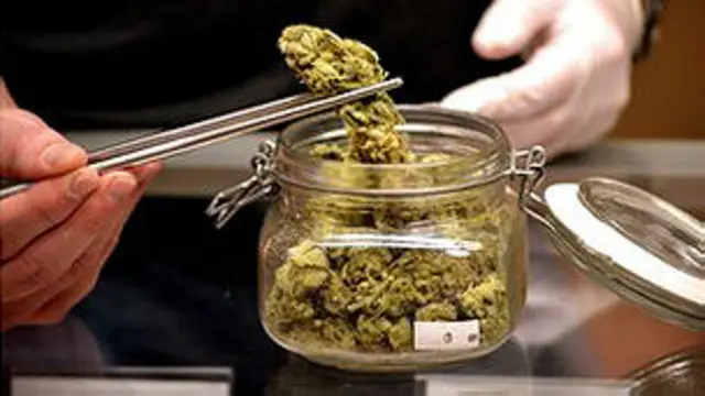 Frasco con marihuana