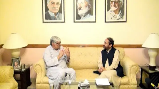 ولي باغ او شيشم باغ دواړه په سياست تقسيم دي، دا وخت په دوو قبرونو جنګ دی، يو د ولي خان قبر دی، بل د باچا خان اخری ارام ګاه ده.