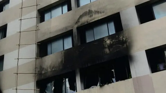 Pemadam kebakaran membutuhkan tiga jam untuk memadamkan api.