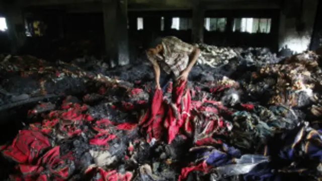 بنگلہ دیش میں ملبوسات بنانے والے تقریباً 4500 کارخانے ہیں جن میں 20 لاکھ سے زائد افراد کام کرتے ہیں