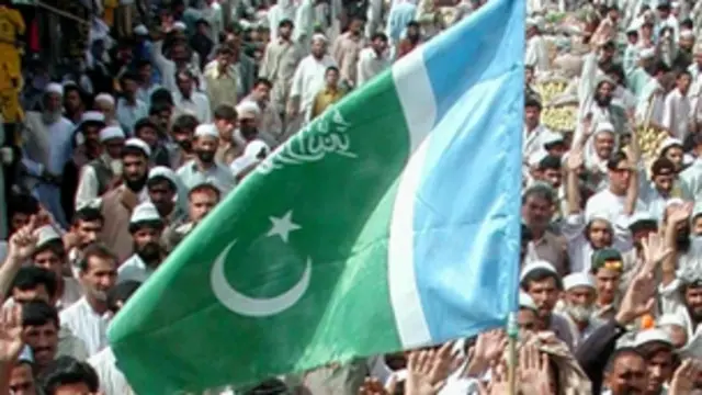 جماعت جماعتِ اسلامی کا جھنڈا نیلے، سفید اور ہرے رنگوں پر مشتمل ہے