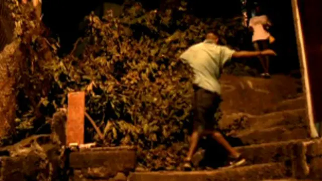 Pablo Henrique dançando em escadaria (BBC)