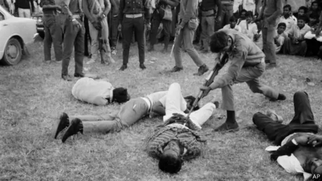 دستگیری متهمان به همکاری با پاکستان را در پایان جنگهای استقلال. این عکس در ۱۹۷۱ برنده جایزه پولیتزر شد