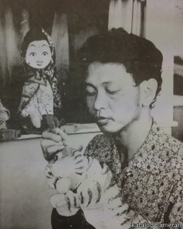 Suyadi di tahun 60-an bersama karyanya.