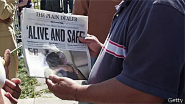 Jornal de Plain Dealer, de Cleveland, com história do rapto na capa (Getty)