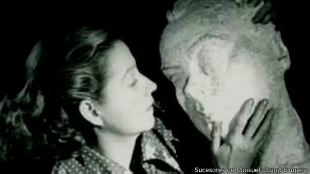 Consuelo con una escultura de Saint-Eupéry (Foto: Editions du Rocher)