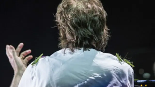 Grillos en los hombros de Paul McCartney (MJ Kim)