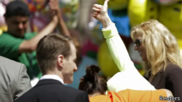 Gina DeJesus se esconde das câmeras ao voltar para casa (Reuters)