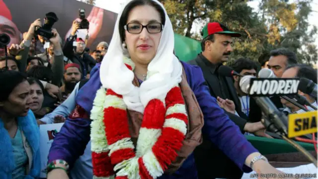 سابق وزیراعظم بے نظیر بھٹو دسمبر 2007 میں انتخابات سے قبل ایک جلسے سے خطاب کے بعد خودکش حملے میں ہلاک ہو گئی تھیں