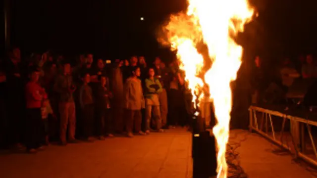  د سيمې خلکو شکايت کړى و چې گواکې دغې ډلې دوى ته ستونزې جوړې کړې.
پولیس