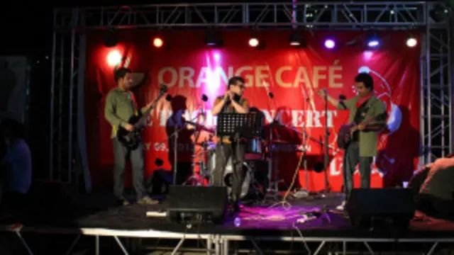 د دغه کنسرت يو سمبالونکی مسعود حسن زاده وايي چې په حکومت کې داسې کړۍ شته چې د موسيقۍ سره په ښکاره مخالفت کوي.