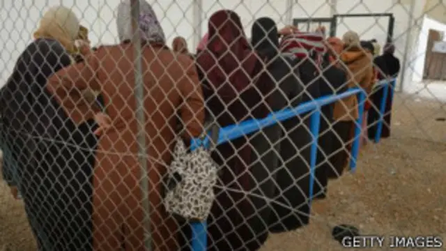 Yardım kuyruğundaki mülteci kadınlar