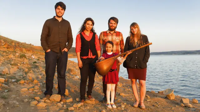 Cəbbəlütariqli Stefan Williamson-Fa və amerikalı Ben Wheeler və Anna Harbaugh, etnik azərbaycanlı Aşıq Nargilə Mehdiyeva və qızı ilə Tbilisi Gölünün sahilində. Sayat Nova proyekti üç tələbədən - antropoloq, musiqi-diyarşünas və tarixçidən ibarətdir. Layihə yanvarda Kickstarter saytı vasitəsilə maliyyələşib və onun məqsədi, Qafqazın musiqi dialektlərini sənədləşdirmək və onların müxtəlif mədəniyyətlərini, etnik icmalar arasında üst-üstə düşən cəhətləri göstərməkdir. Az sonra “Qafqaz musiqisinə aid yaradıcı və akademik işləri qabağa çəkmək üçün” sayt da işə salınacaq.