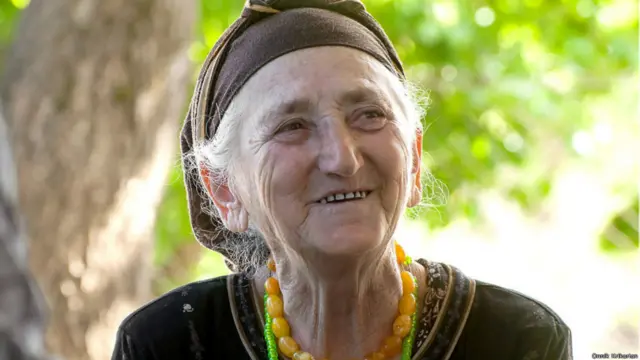 Rauza Gürcüstanın Çantlisqure kəndində yaşayan 78 yaşlı avardır. 2002-ci ilin rəqəmlərinə görə, Gürcüstanda avarların sayı 2000-dən aşağıdır. Rauza isə qonşu Dağıstanda doğulub və avarlar orda etnik qrupların çoxluğunu təşkil edirlər. İkinci Dünya Müharibəsi vaxtında, çeçen icmalar Qazaxıstana deportasiya ediləndə, onun ailəsi İnquşetiyaya köçürülüb.