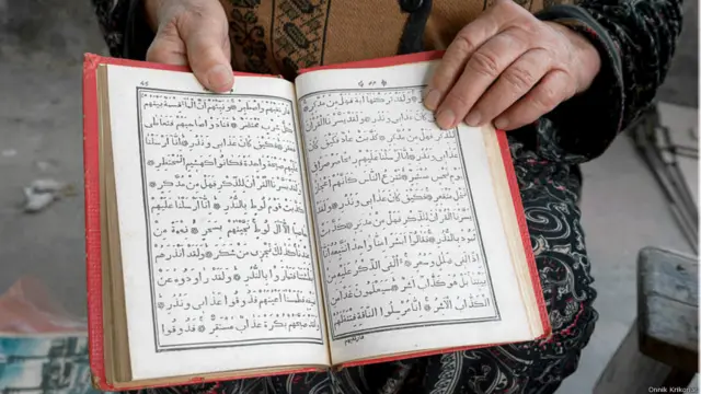 Çantlisquiredə avar qadın əlində ərəb dilində dua kitabı tutur. Baxmayaraq ki, avarların öz dilləri var, kəndin məscidində hələ də ərəb dili dərsləri keçirilir. Dəyişən regional təsirin rəmzi olaraq, 15-ci əsrdə dil gürcü əlifbasında, 17-ci əsrdən ərəb əlifbasında, Sovet vaxtında isə latın və sonra kiril əlifbasında yazılırdı. Sayat Nova layihəsinə əsasən, “Ölən musiqi ənənələri məsələsi – avarların və udinlərin yaşadıqları şimal-şərqi Gürcüstan kəndləri üçün xüsusilə əhəmiyyətlidir”.