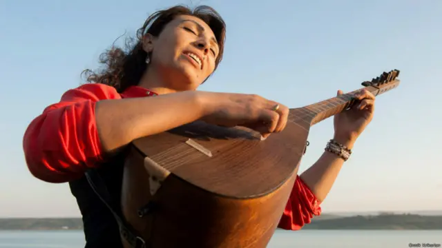 Gürcüstanda Nargilə Mehdiyeva başda olmaqla aşıqların yeni nəsli yetişir. Türkiyədəki festivallarda müntəzəm çıxış edən xanım Mehdiyeva yeni nəsil arasında həmçinin qadın aşıq ənənələrini yaşadır. Anna Oldfield Senarslan-ın yeni araşdırmasına əsasən 18-ci əsrdə peyda olan qadın aşıqlar Azərbaycanda kök salaraq “ilham, ümid və cəmiyyətin transformasiya gücünə” çevrildilər.